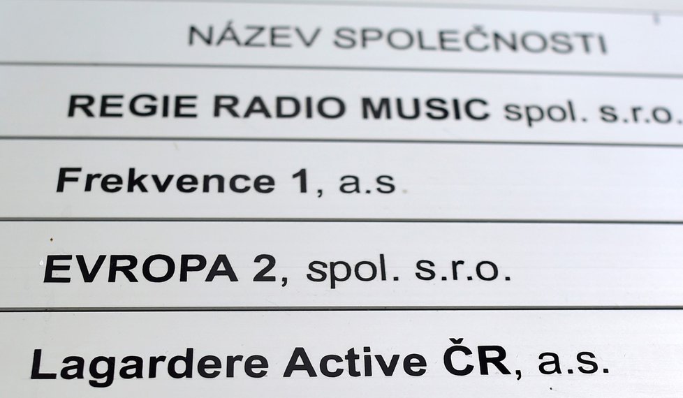 Křetínský již koupil od Lagardère rozhlasové stanice v Česku, Polsku, na Slovensku a v Rumunsku. K těm patří třeba Frekvence 1 a Evropa 2. Prodejní cena činí 73 milionů eur (zhruba 1,8 miliardy Kč). (17. 4. 2018)