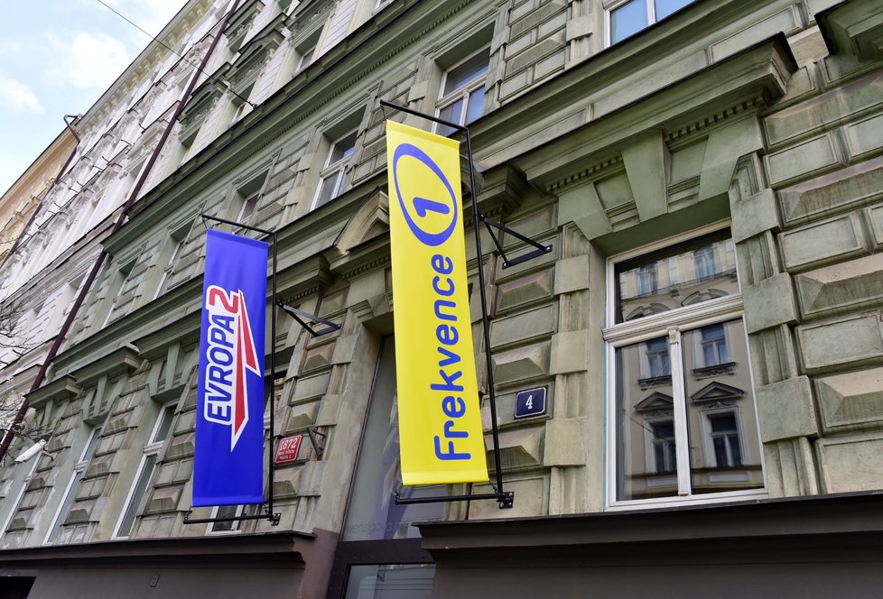 Křetínský již koupil od Lagardére rozhlasové stanice v Česku, Polsku, na Slovensku a v Rumunsku. K těm patří třeba Frekvence 1 a Evropa 2. Prodejní cena činí 73 milionů eur (zhruba 1,8 miliardy Kč). (17.4.2018)