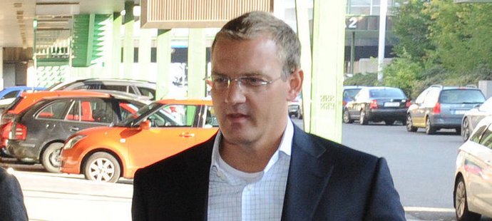 Šéf Sparty Daniel Křetínský míří na schůzku s Miroslavem Peltou, v ruce drží brašnu s důležitými materiály.