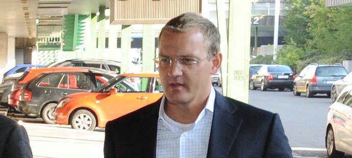 Šéf Sparty Daniel Křetínský míří na schůzku s Miroslavem Peltou, v ruce drží brašnu s důležitými materiály.