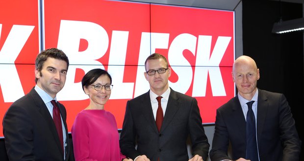 Daniel Křetínský (druhý zprava) je novým majitelem vydavatelství Ringier Axel Springer CZ. Na snímku s generální ředitelkou Libuší Šmuclerovou a zástupci původního vlastníka Markem Dekanem (vlevo) a Markem Walderem (vpravo)