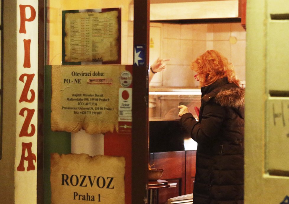 Herečka si vybírá pizzu v Ostrovní ulici.