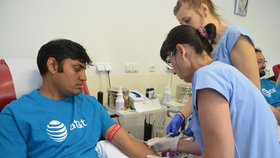 Během loňského léta byl Prateek Chanhan (35) z Indie mezi prvními devíti cizinci v historii, kteří kdy na Moravě darovali krev.