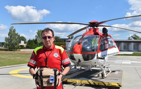 Šéf moravskoslezských záchranářů Roman Gřegoř s boxem, ve kterém vrtulníky vozí plnou krev.