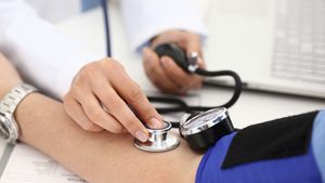 Covid a vysoký krevní tlak: Experti prozradili, v jakém momentě hrozí zvýšené riziko těžkého průběhu