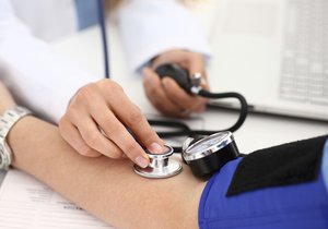 Vysoký krevní tlak je při covidu rizikem.