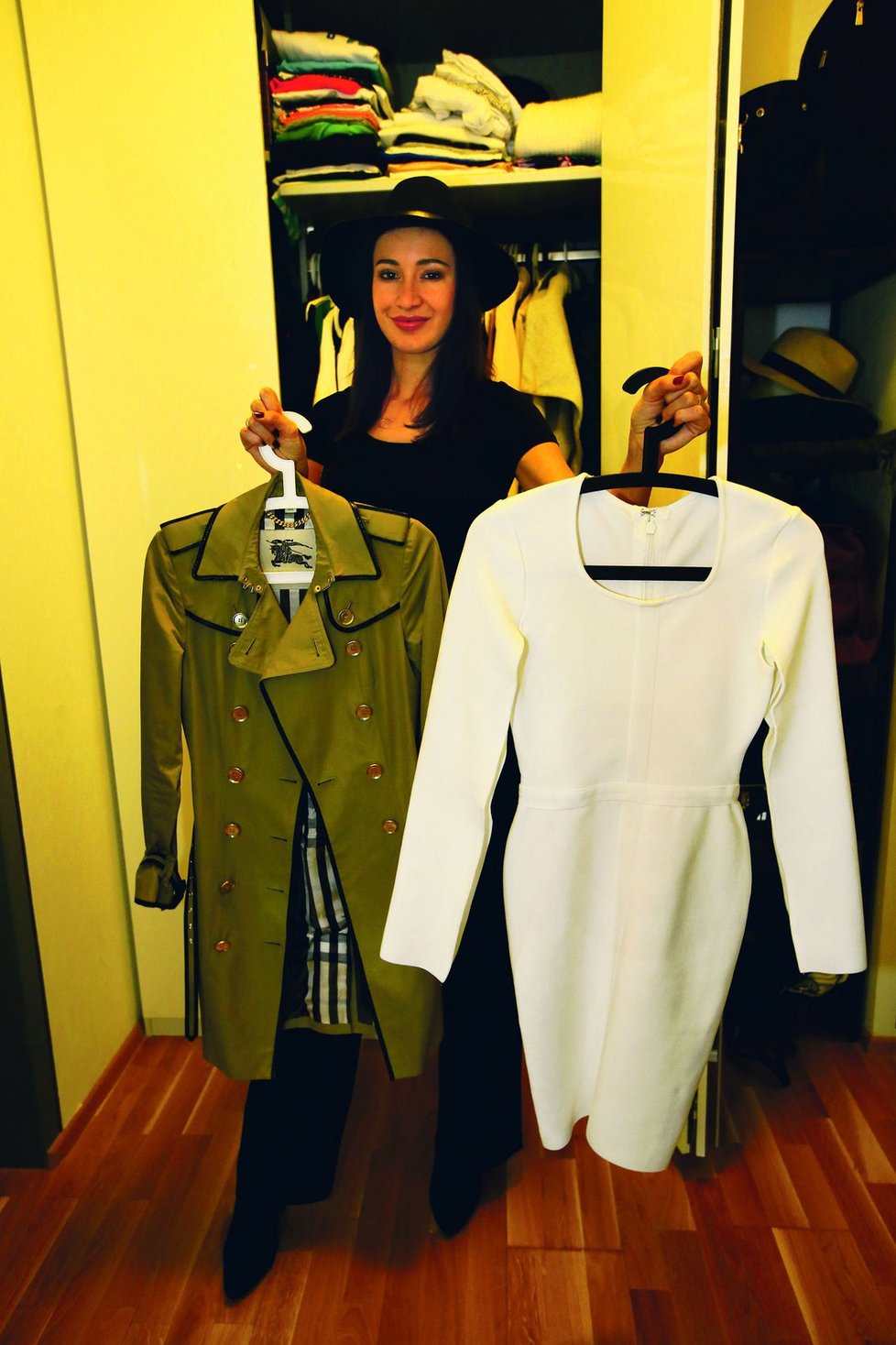 Karolína Krézlová miluje módu - i v tak malém bytě má velkou skříň s oblečením.