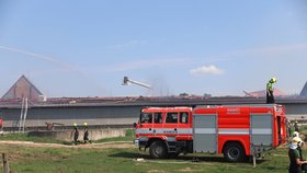 Požár kravína v Krhanicích na Benešovsku. (20.8.2023)