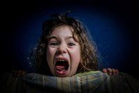 Pozor, dítě, které vyděšeně křičí ze spaní, nikdy nebuďte! Víte, co jinak hrozí?