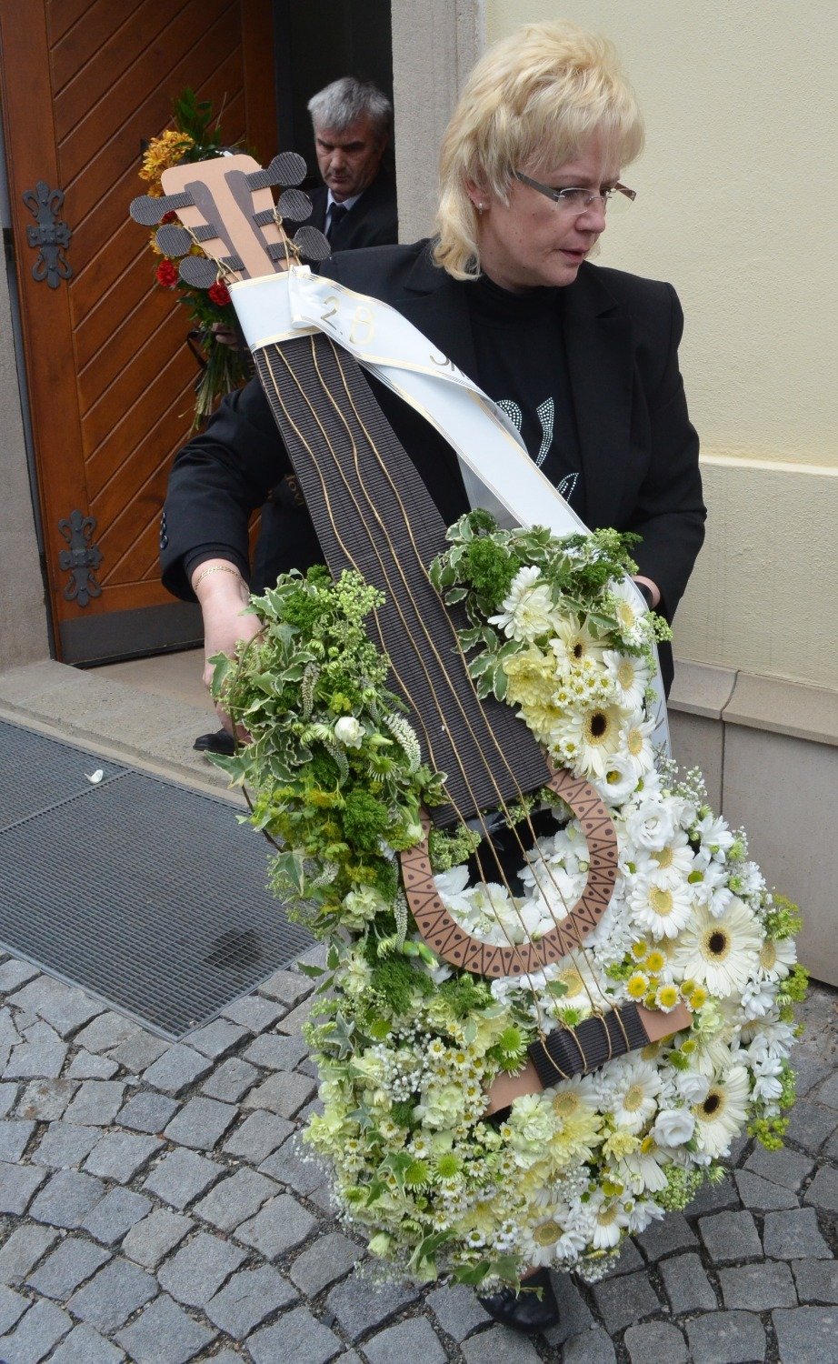 Smuteční výzdobu v kostele svatého Vavřince v Brně-Řečkovicích, kde se pohřeb konal, tvořila i tato květinová kytara pro zavražděnou učitelku Veroniku H. od jejích současných i bývalých žáků.