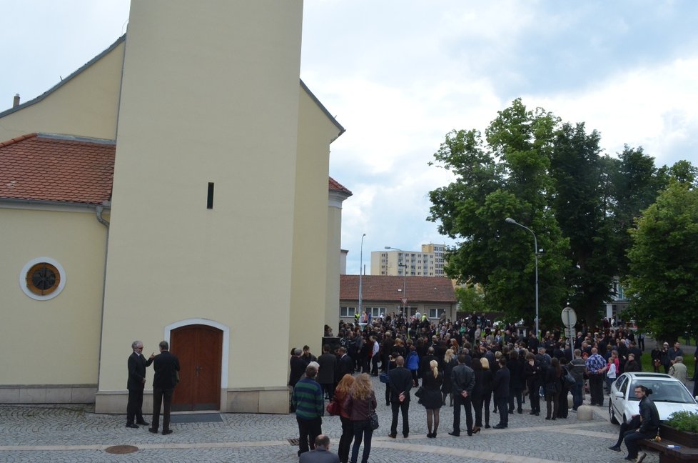 Většina smutečních hostů zůstala stát před kostelem svatého Vavřince v Brně-Řečkovicích, kde se pohřeb vyvražděné čtyřčlenné rodiny odehrával.