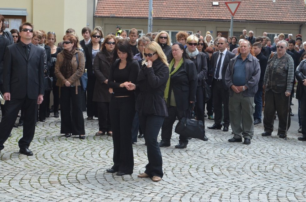 Lidé se při pohřbu vyvražděné rodiny v Brně drželi smutně za ruce a poslouchali slova kněze i hudbu z reproduktorů před kostelem svatého Vavřince v Brně-Řečkovicích, kde se poslední rozloučení konalo.