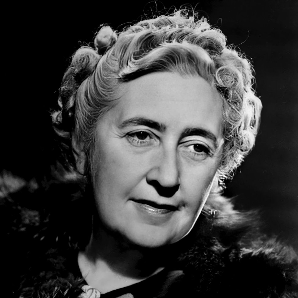 Britská spisovatelka Agatha Christie (*15. září 1890 – †12. ledna 1976) patří – a bezpochyby právem – k legendám tvůrců detektivních próz, a to nejen díky tomu, kolik jich během svého života stihla napsat (celkem 66 románů a 14 povídkových souborů).