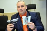 Kriminalista Pavel Bojanovský ukazuje pistoli a slzný plyn, které kuplíř s lupiči používali při přepadeních.