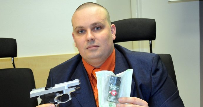 Kriminalista Pavel Bojanovský ukazuje pistoli a slzný plyn, které kuplíř s lupiči používali při přepadeních.