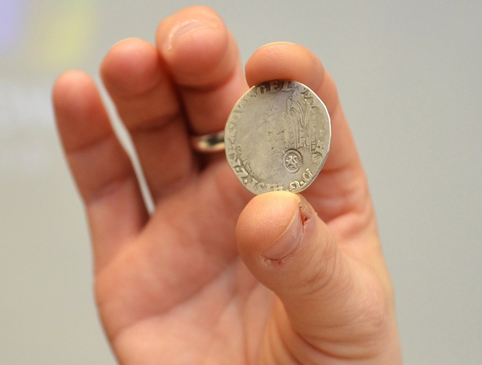 V zatajeném historickém pokladu byla i tahle vzácná stříbrná mince.