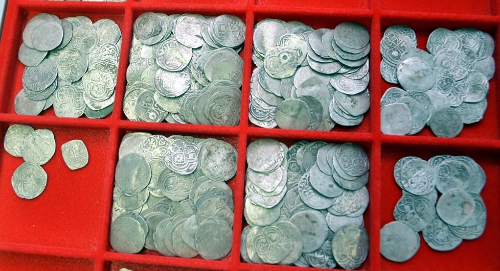 V pokladu objeveném v lese u Boskovic na Blanensku, který jeho nálezce zatajil, byly i vzácné stříbrné pražské groše, tolary Rudolfa Habsburského i mince ze Švýcarska.