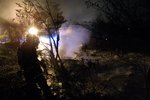 Brněnští hasiči zasahovali při požáru plastů v chatové oblasti v dýchacích přístrojích.