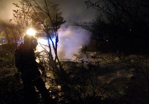 Brněnští hasiči zasahovali při požáru plastů v chatové oblasti v dýchacích přístrojích.