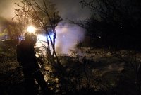 Opilec podpálil plasty! Jeho a ženu pak vyvedli z hořící chatky v Brně strážníci
