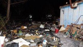 Hasiči likvidovali požár pneumatik a dalšího plastového odpadu v zahrádkářské oblasti v Brně čtyřmi vodními proudy s pěnovým smáčedlem.