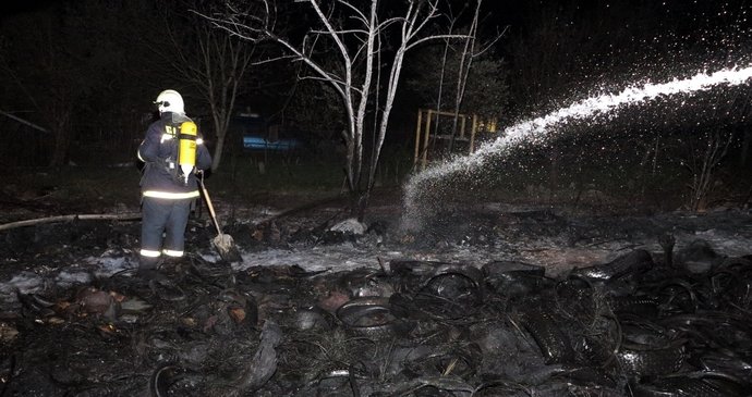 Hasiči likvidovali požár pneumatik a dalšího plastového odpadu v zahrádkářské oblasti v Brně čtyřmi vodními proudy s pěnovým smáčedlem.