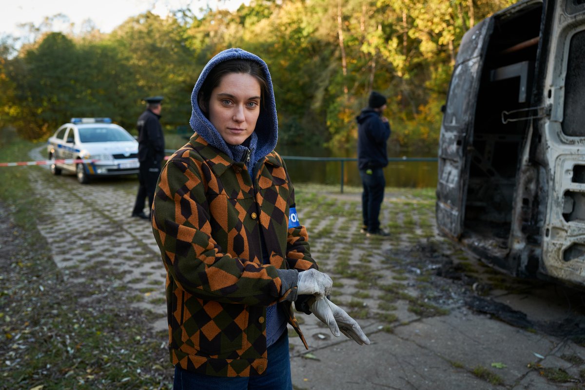 ﷯Mladá policajtka Judit Bárdos s vysportovaným tělem.  