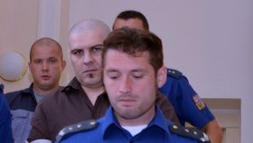 Eskorta vede Tomáše Trkana (v hnědé košili) a Radka Sobotku (ve vězeňském obleku) k soudu.
