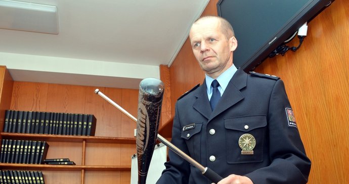 Policejní mluvčí Bohumil Malášek ukazuje zbraně vyděračů, kteří si na živnostníka vzali pálku a teleskopický kovový obušek.