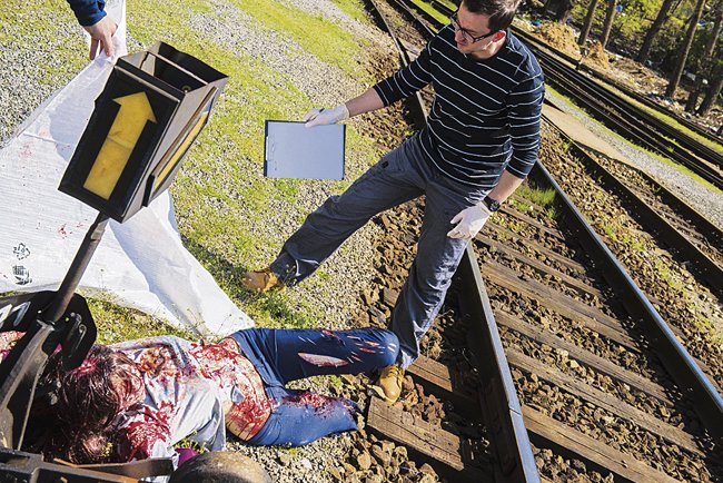 Zatím nejvíc práce dala specialistům na efekty mrtvola přejetá vlakem. Pro scénu se musela udělat figurína, která byla podobná kaskadérce.