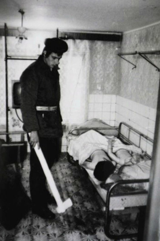 Vrah během rekonstrukce svého činu.