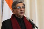 Indický ministr zahraničí S. M. Krishna si přivlastnil projev portugalského diplomata, který měl svou řeč připravenou na řečnickém pultu. Krishna si z toho nic nedělá.