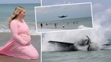 Při focení na pláži se za těhotnou maminkou do moře zřítil bombardér z druhé světové!