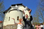 Novomanželé vypouští  bílé holuby