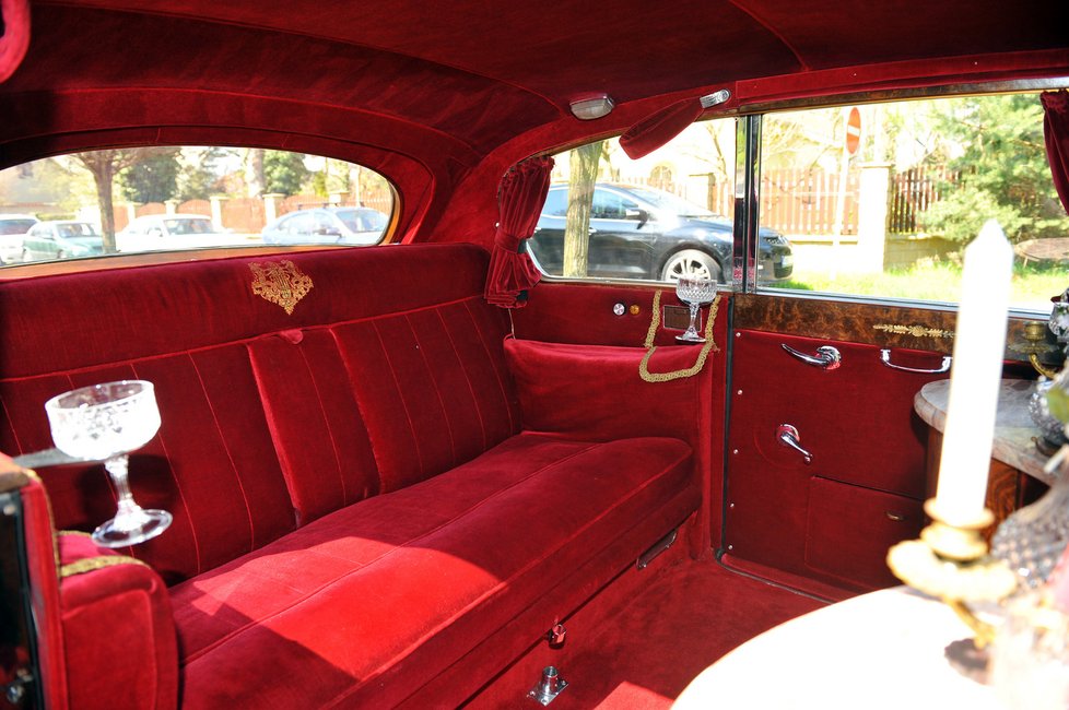 Interiér Rolls Royce byl svatebně vyzdoben.