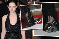 Co ty boty, Kristen? Hvězda Stmívání v módě klopýtla!
