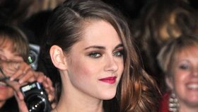 Krásná upírka Bella z Twilightu: Oholené vlasy a potetovaná hlava!?