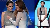 Kristen Stewart před trapasem zachránila kolegyně Julianne Moore: Pozor, lezou ti prsa!