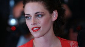 Bella ze Stmívání jako dáma v červeném dobyla Cannes
