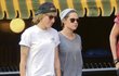 Kristen Stewart se svou milenkou a osobní asistentkou Alicií Cargile. Už svou lesbickou lásku přestaly tajit a procházejí se centrem L.A. pěkně za ručičku...