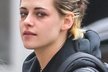 Herečka Kristen Stewart s punkovým účesem a unaveným obličejem