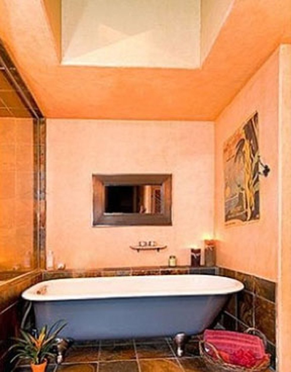 Koupelna nabízí i nádhernou vanu, která se dá bezpochyby najít i v dalších ze čtyř koupelen