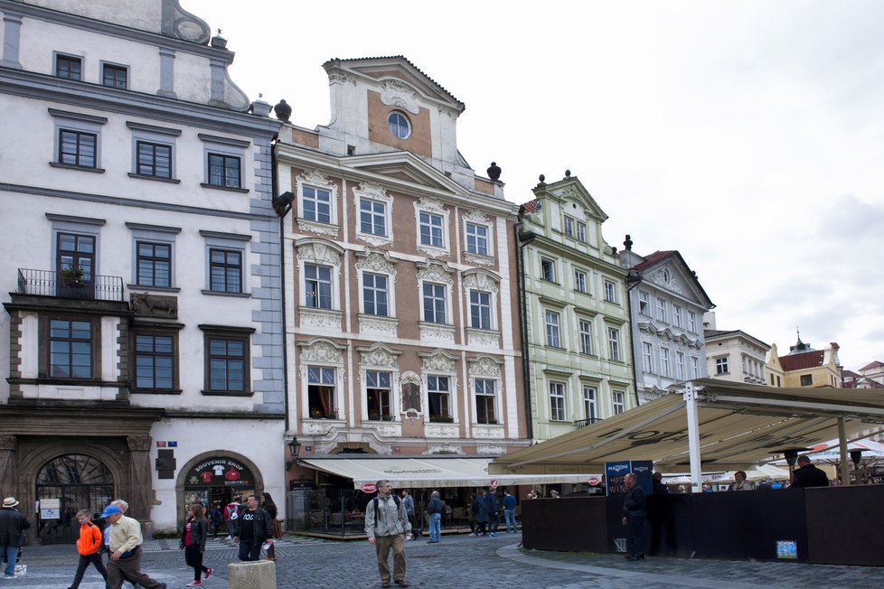 Prostřední dům (přímo nad restaurací), třetí okno zleva – Tady je Kodetovo!