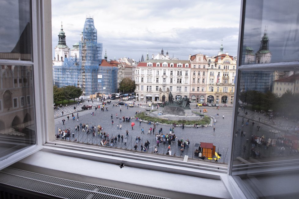 Fantastický výhled z obýváku i ložnice na celé Staroměstské náměstí