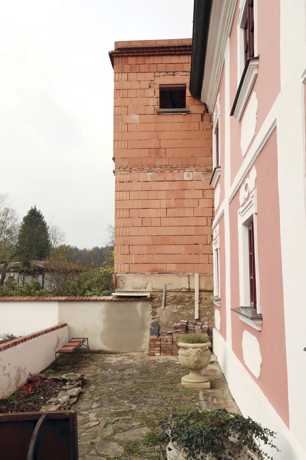 Přístavba nejenže zasahuje do malířova pozemku, ale navíc je na dům nevhodně nalepená.