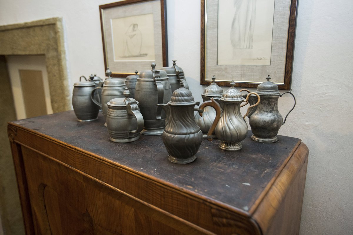Sbírka starých nádob patří paní domu Janě Kodetové.