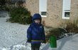 Jen co Kristián uviděl sněhové vločky, chtěl jít odklízet sníh z chodníků.