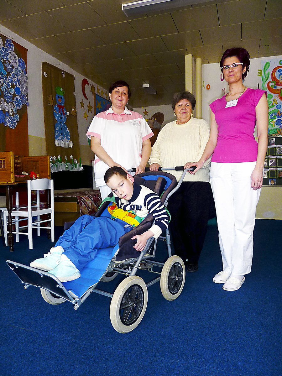 V Domově sociálních služeb Anima se o Kristiánka starají zdravotní pracovnice Eva Kostovčíková (vlevo) a Martina Bančejová (vpravo).