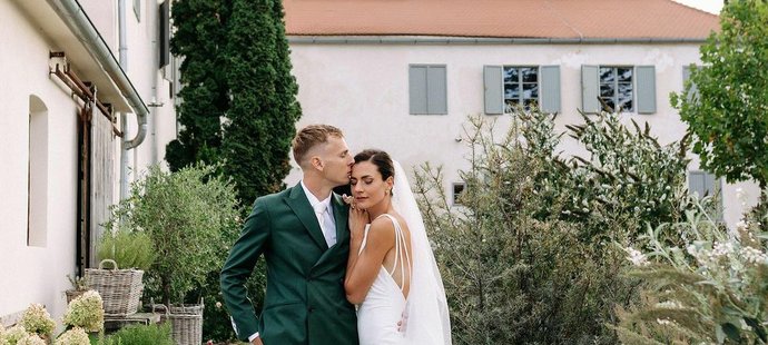 Minulý víkend si řekli své »ano«, teď Mäki a Sasínek odjeli na vysněnou svatební cestu.