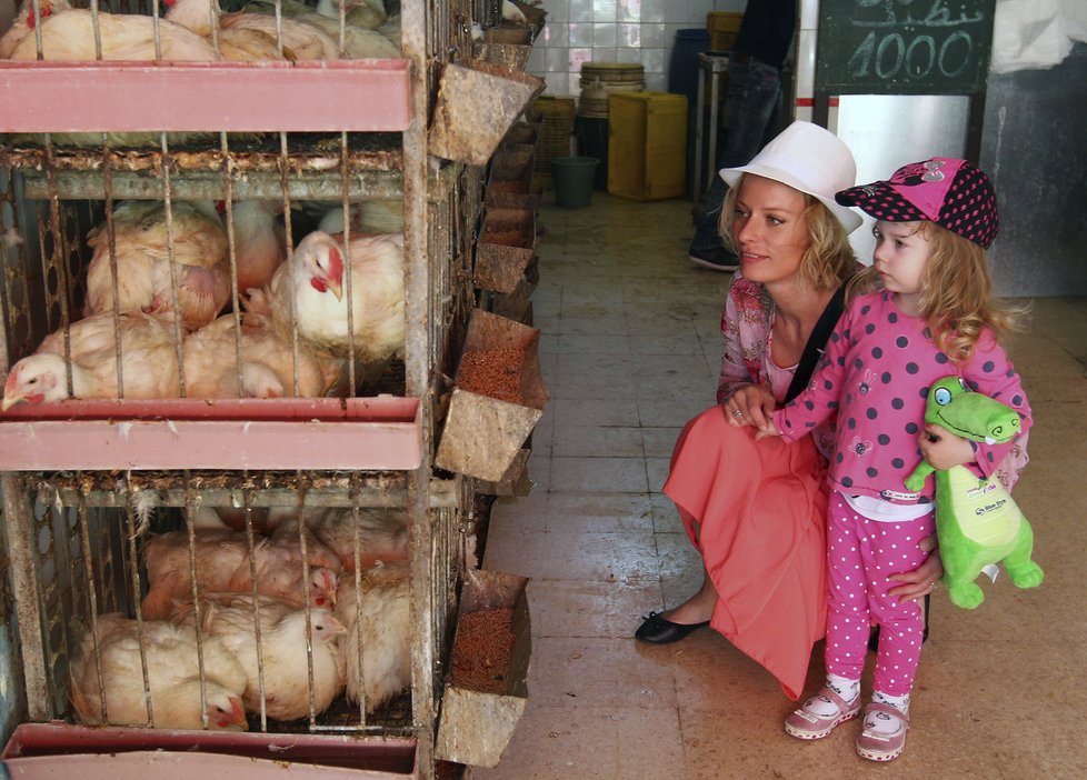 Kloubková navštívila s dcerou Jasmínkou místní trh.